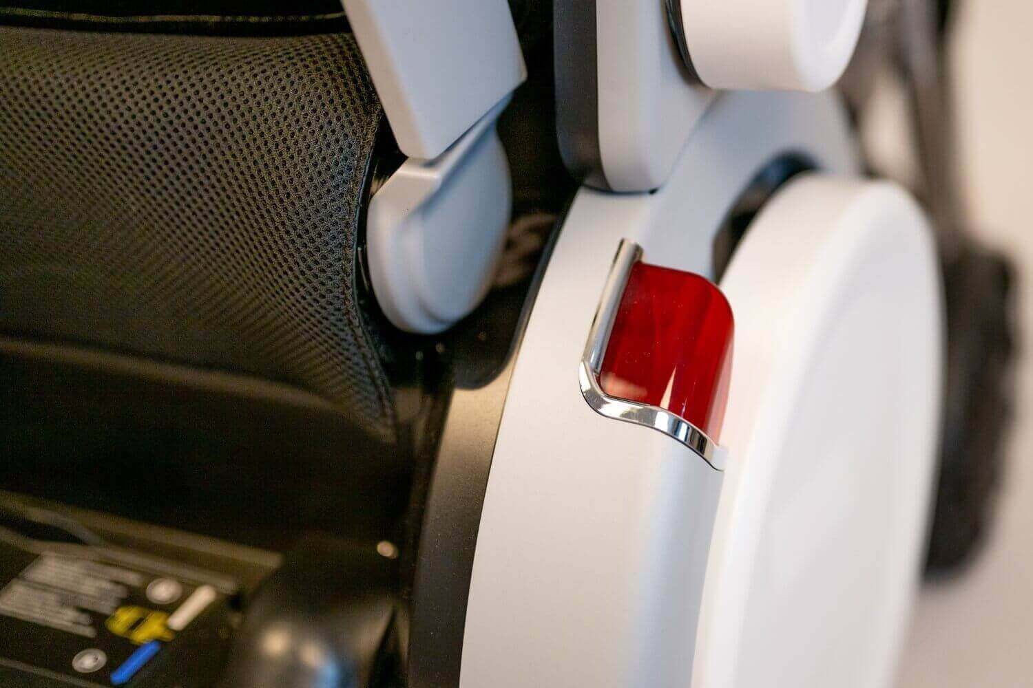 Elektrorollstuhl faltbar Detailansicht: roter Sicherheitshebel am Klappmechanismus des Antar AT52329 mit 25 km Reichweite
