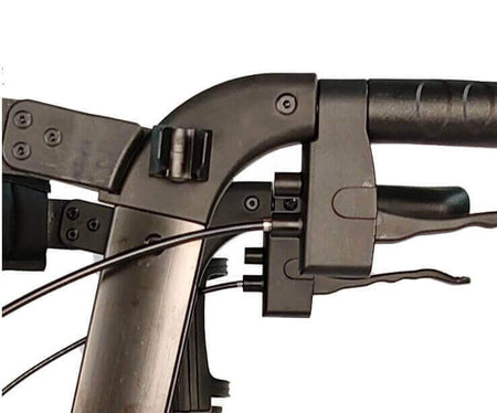 Outdoor Rollator Luftreifen Premium – Detail am Griff mit Bremshebel und Faltmechanismus für sicheren Halt