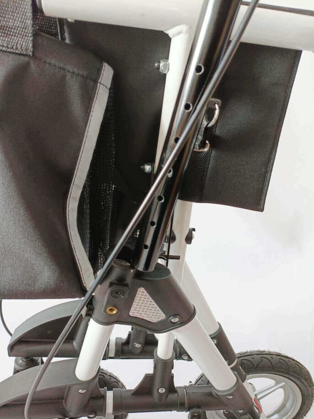 Outdoor Rollator Luftreifen – Detailansicht Rahmen mit Tasche und Hinterrad, faltbarer Aluminium-Rollator bis 136 kg