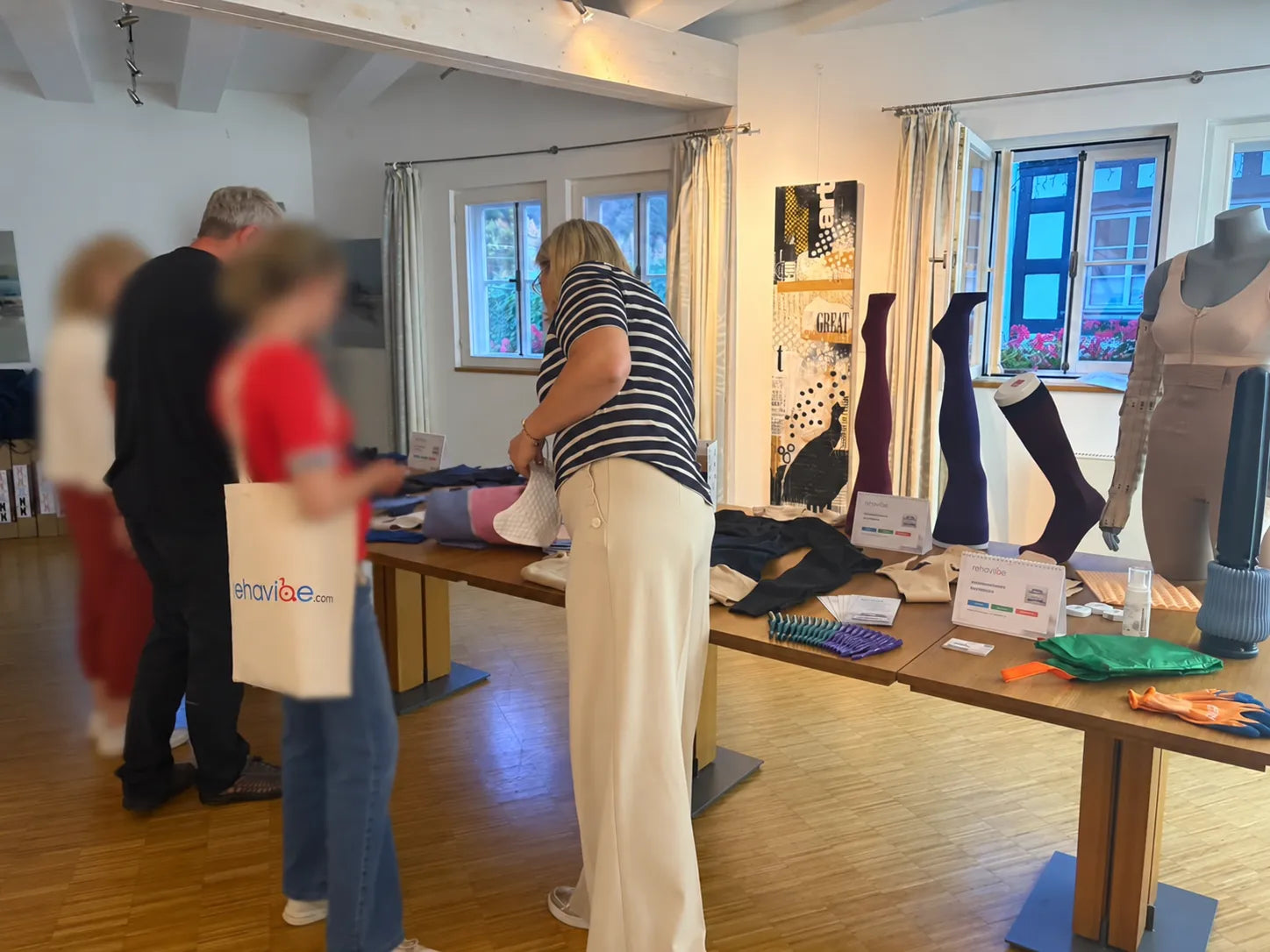Persönlicher Austausch an der Produktausstellung während der Ärztefortbildung
