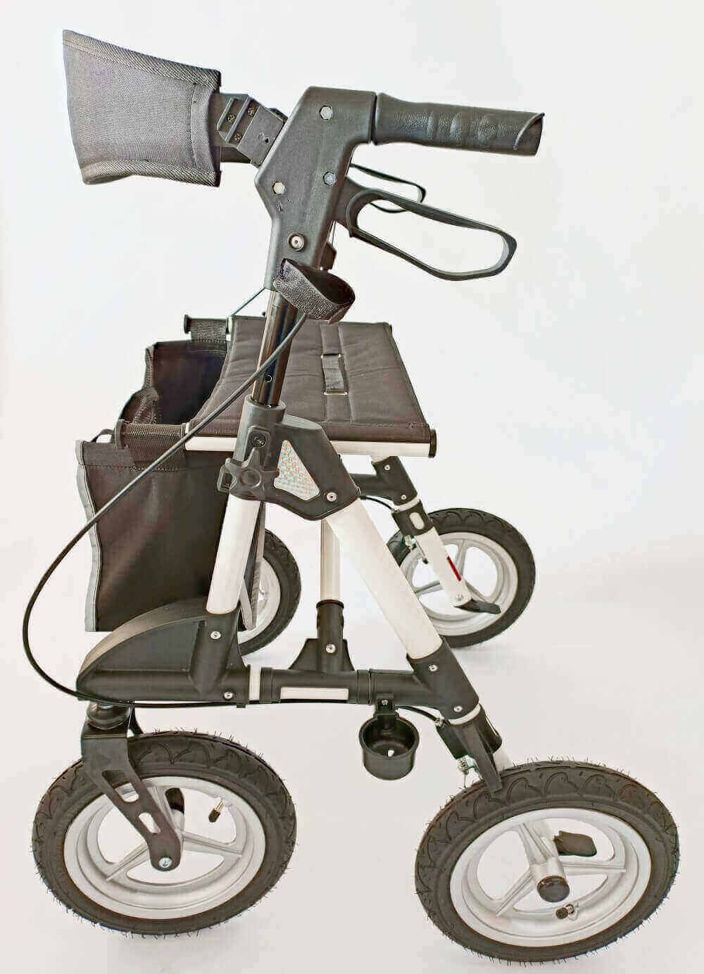 Outdoor Rollator Luftreifen faltbar aus Aluminium, Outdoor-Rollator für Gelände bis 136 kg, Seitenansicht mit Tasche und Handbremsen