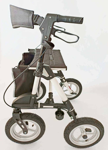 Outdoor Rollator Luftreifen faltbar aus Aluminium, Outdoor-Rollator für Gelände bis 136 kg, Seitenansicht mit Tasche und Handbremsen