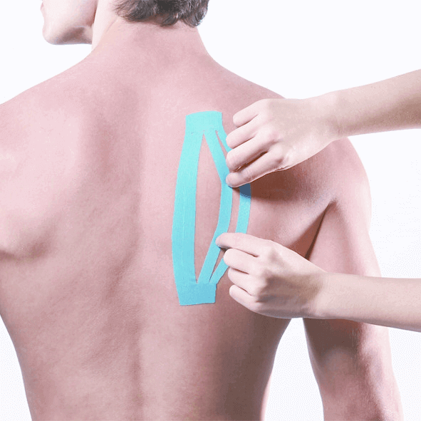 Kinesiologisches Tape Großpackung Maxtaping A+ wird am oberen Rücken angelegt – Sporttape für Praxis, Physiotherapie und Therapie