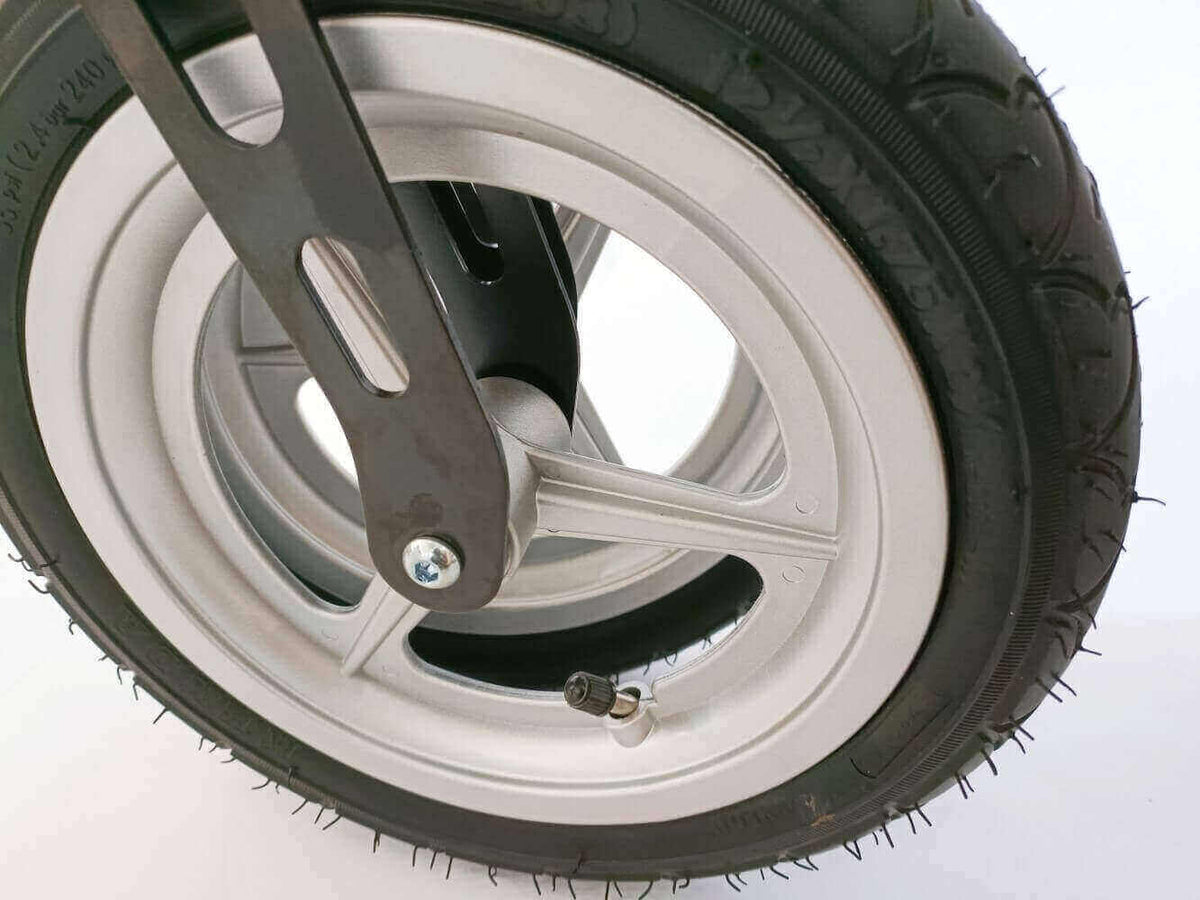 Outdoor Rollator Luftreifen – Nahaufnahme Luftreifenrad mit Ventil und stabiler Felge für Gelände-Rollator, faltbar bis 136 kg