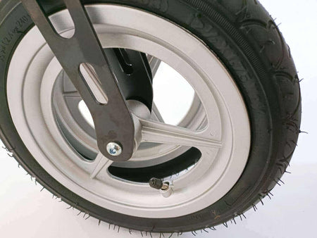 Outdoor Rollator Luftreifen – Nahaufnahme Luftreifenrad mit Ventil und stabiler Felge für Gelände-Rollator, faltbar bis 136 kg