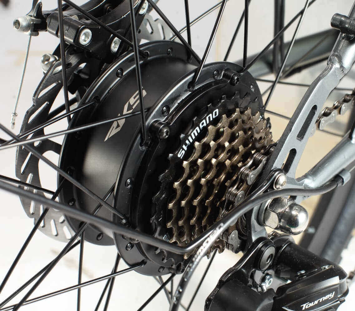 Damen City E-Bike 26 Zoll ZF10 – Detailaufnahme Hinterradnabe, Shimano Kassette und Schaltwerk am City E-Bike