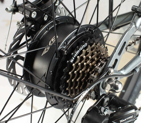 Damen City E-Bike 26 Zoll ZF10 – Detailaufnahme Hinterradnabe, Shimano Kassette und Schaltwerk am City E-Bike