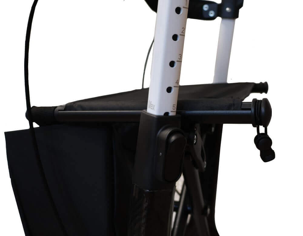 Carbon Rollator ultraleicht Detail am Griff, höhenverstellbar mit Bremse und Tasche, stabil faltbar bis 150 kg