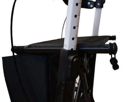 Carbon Rollator ultraleicht Detail am Griff, höhenverstellbar mit Bremse und Tasche, stabil faltbar bis 150 kg