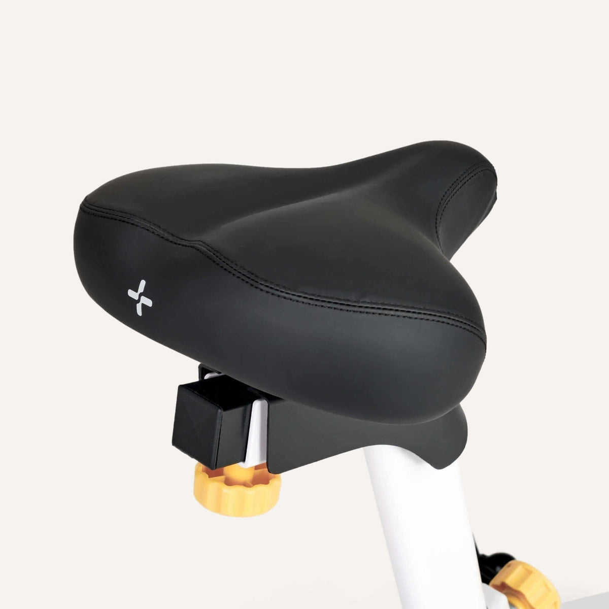 Heimtrainer App kompatibel – ergonomischer Komfortsattel am Heimtrainer für wattgesteuertes Training bis 225 W