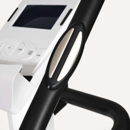 Heimtrainer App kompatibel – Detailansicht am Lenker mit Trainingscomputer und Bedienelementen
