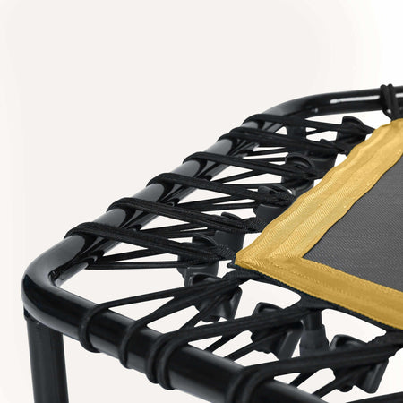Höhenverstellbares Fitness Trampolin mit Haltestange – Detailansicht Gummiseilsystem am Rahmen, leise und gelenkschonend