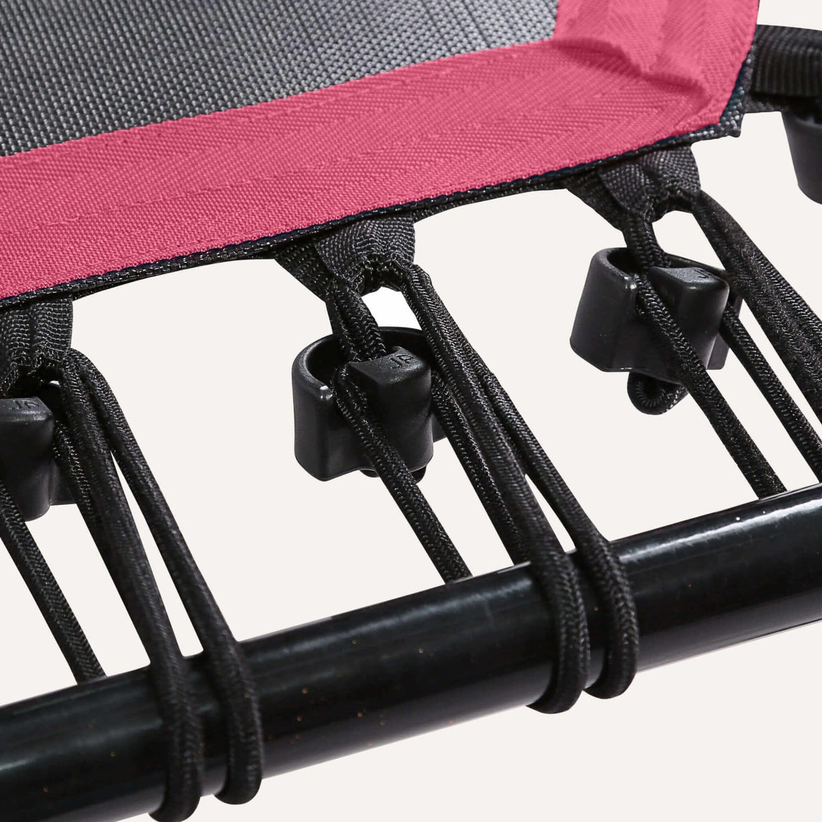 Höhenverstellbares Fitness Trampolin mit Haltestange – Detailansicht Gummiseilsystem mit Befestigung am Rahmen für gelenkschonendes Training