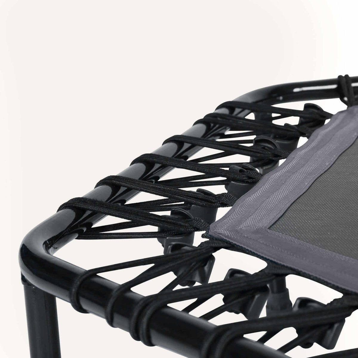 Höhenverstellbares Fitness Trampolin mit Haltestange – Detailansicht Gummiseilsystem am Rahmen, leises gelenkschonendes Training