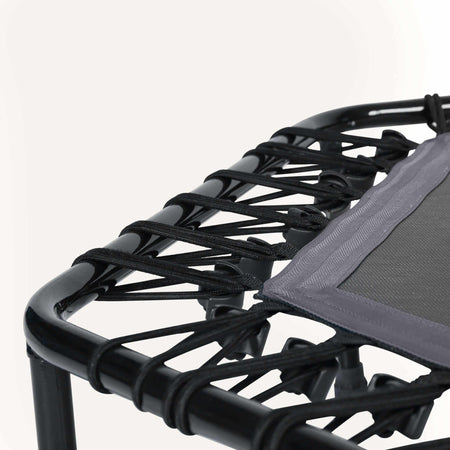 Höhenverstellbares Fitness Trampolin mit Haltestange – Detailansicht Gummiseilsystem am Rahmen, leises gelenkschonendes Training