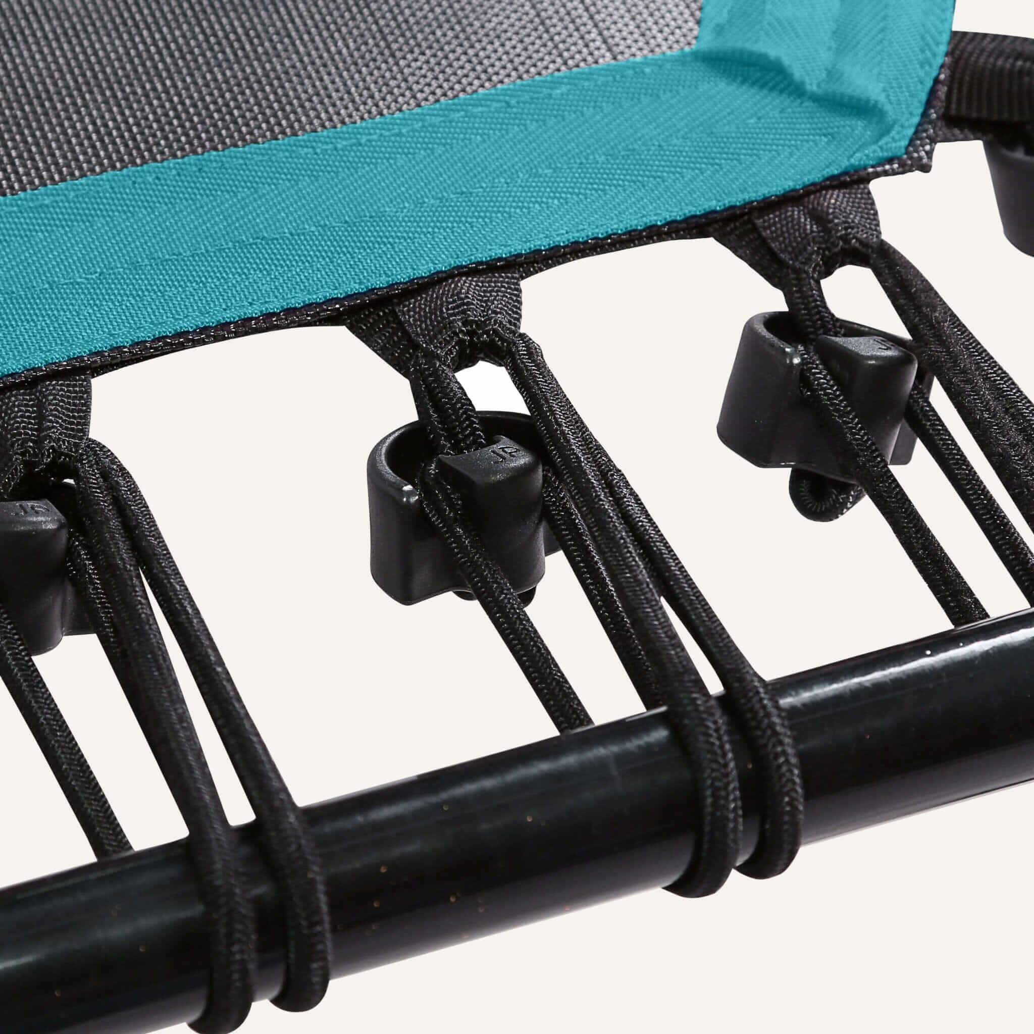 Höhenverstellbares Fitness Trampolin mit Haltestange – Detailansicht des gelenkschonenden Gummiseilsystems und stabilen Rahmens