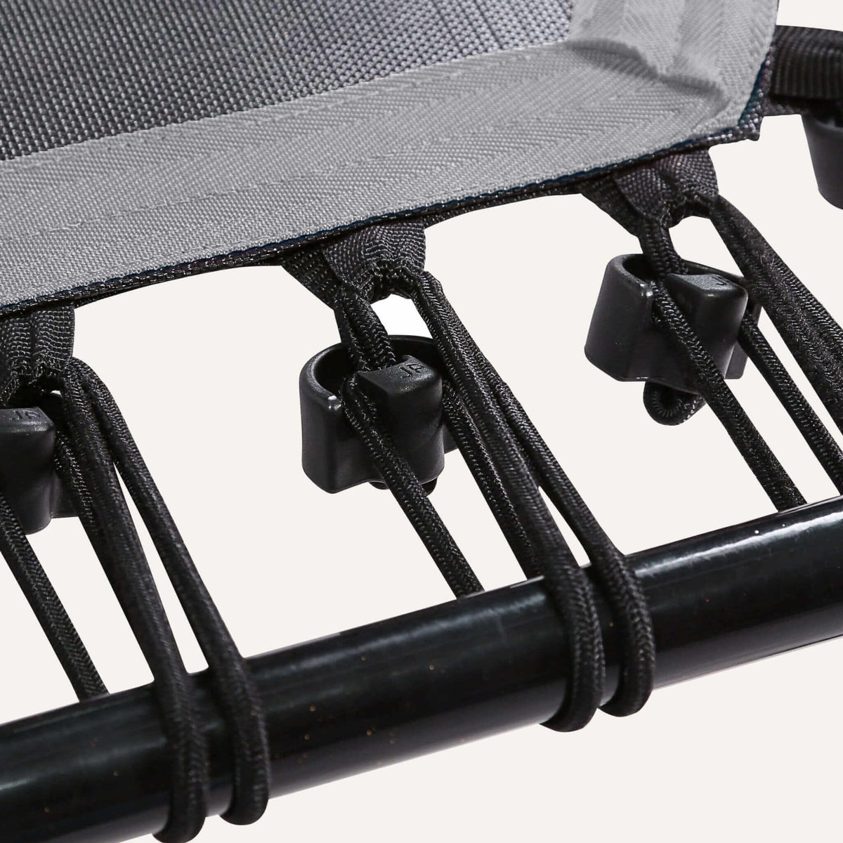 Höhenverstellbares Fitness Trampolin mit Haltestange – Detailansicht Gummiseilsystem mit Befestigung am Rahmen
