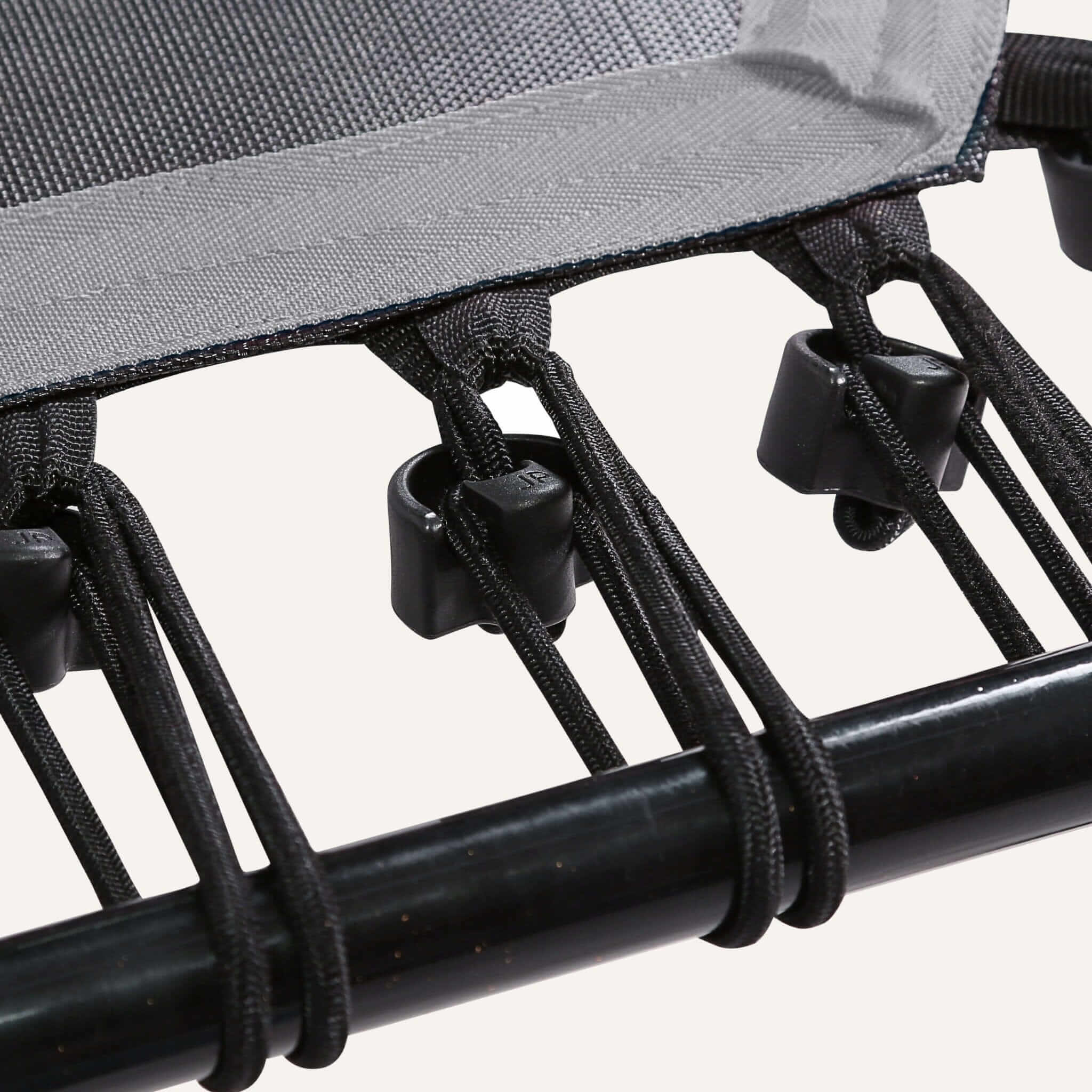 Höhenverstellbares Fitness Trampolin mit Haltestange – Detailansicht Gummiseilsystem mit Befestigung am Rahmen