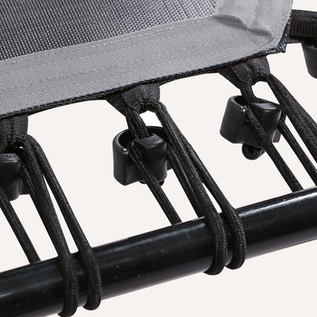 Höhenverstellbares Fitness Trampolin mit Haltestange – Detailansicht Gummiseilsystem mit Befestigung am Rahmen