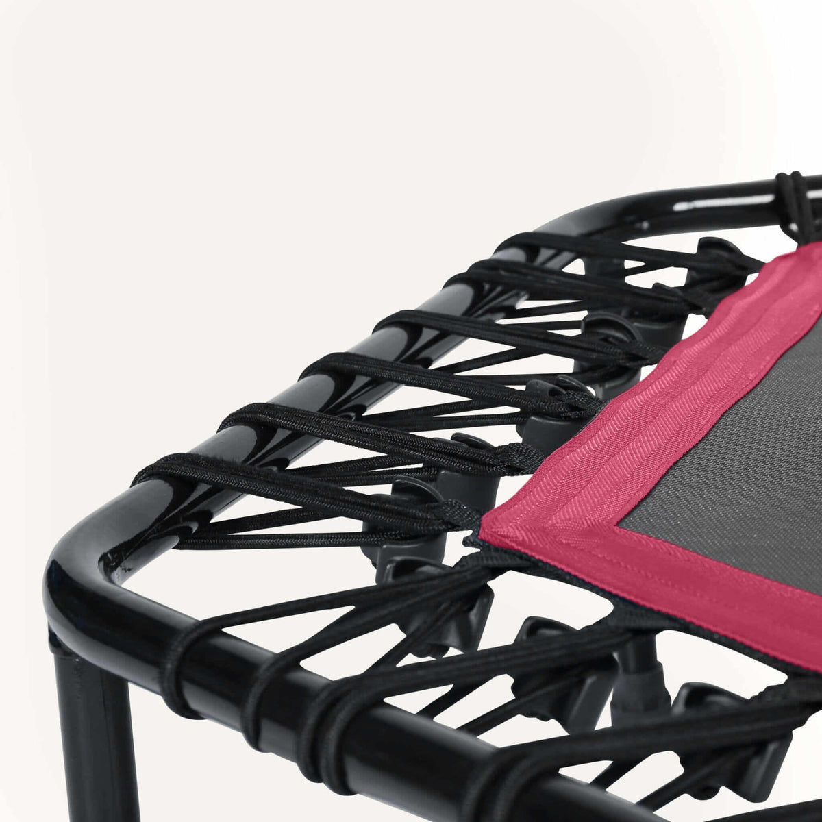 Höhenverstellbares Fitness Trampolin mit Haltestange – Detailansicht Gummiseilsystem, stabiler Rahmen und leise Federung