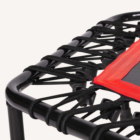 Höhenverstellbares Fitness Trampolin mit Haltestange – Detailansicht des Gummiseilsystems am Rahmen für gelenkschonendes Training