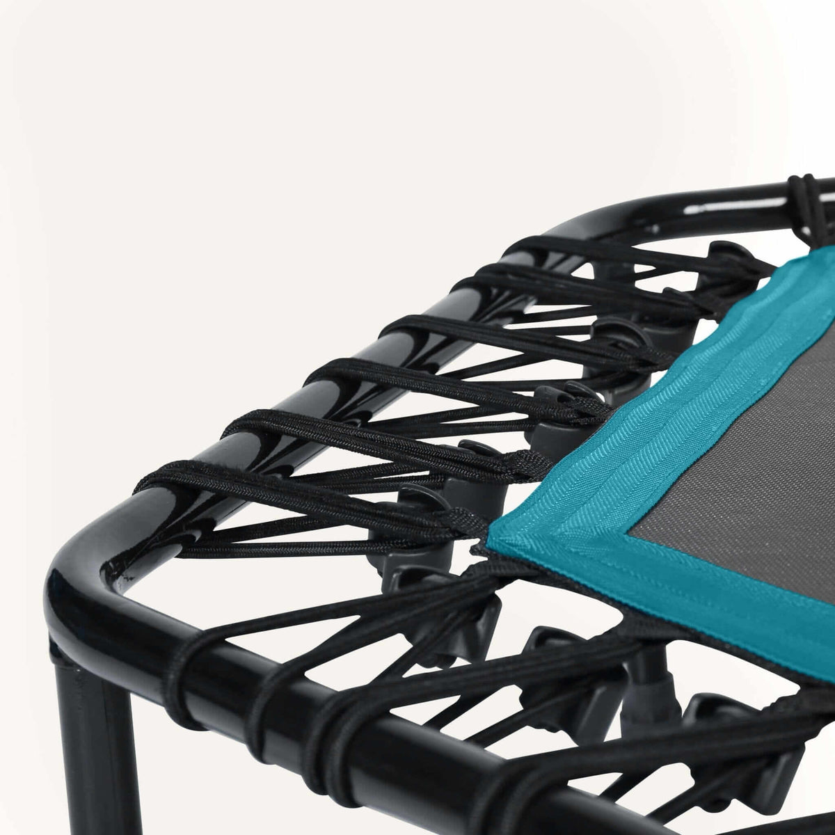 Alt Tag: Höhenverstellbares Fitness Trampolin mit Haltestange – Detailansicht Gummiseilsystem und Rahmen für gelenkschonendes Training