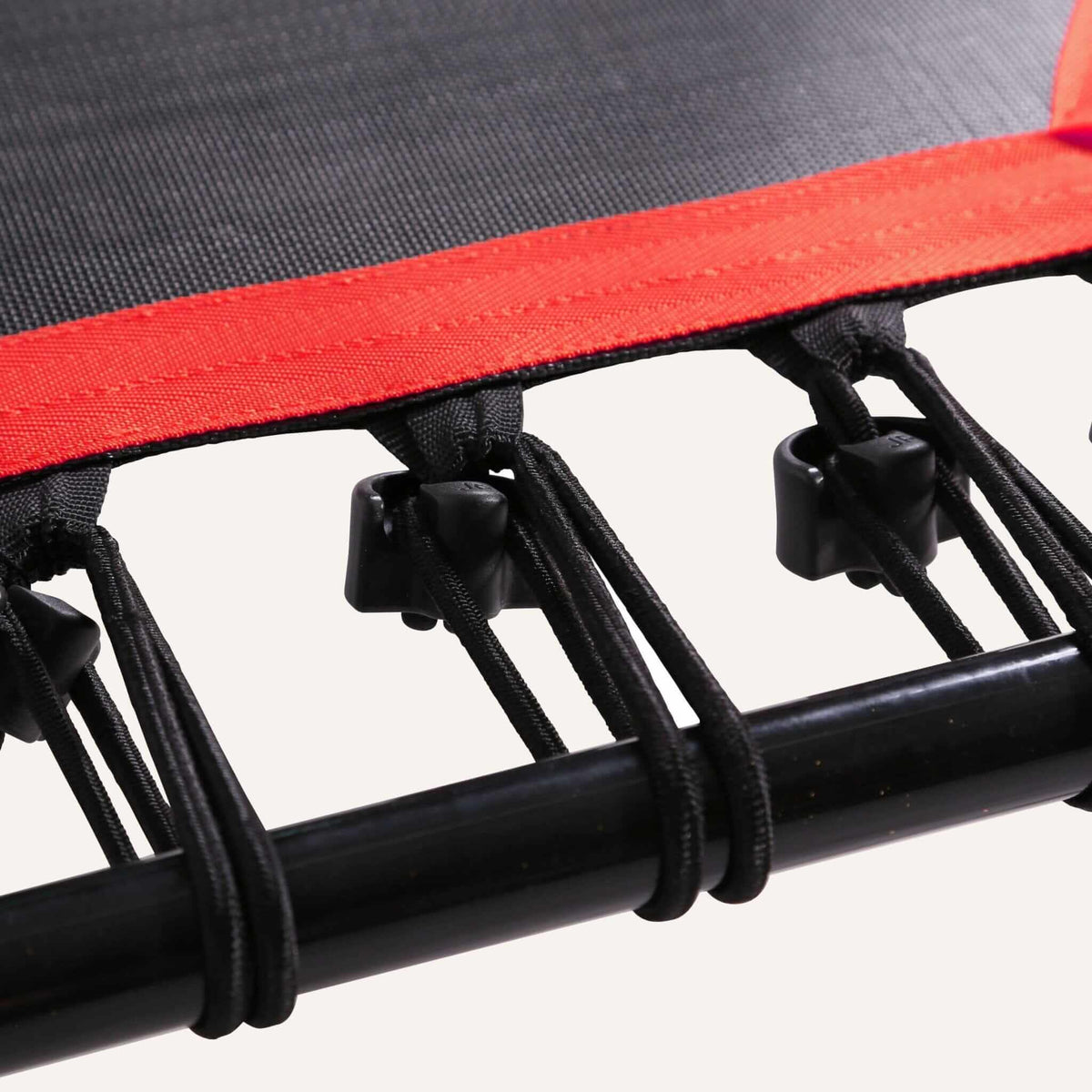 Höhenverstellbares Fitness Trampolin mit Haltestange – Detailansicht Gummiseilsystem, elastische Seile und Rahmen für leises Training