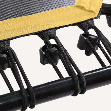 Höhenverstellbares Fitness Trampolin mit Haltestange – Detailansicht Gummiseilsystem und Randpolsterung für leises, gelenkschonendes Training