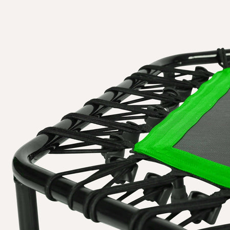 Höhenverstellbares Fitness Trampolin mit Haltestange – Detailansicht Gummiseilsystem und Randpolsterung, leises gelenkschonendes Training