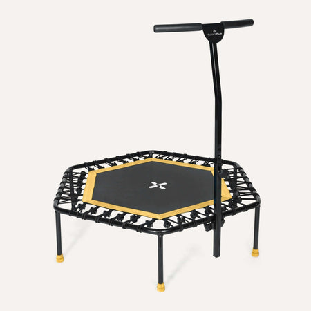Alt Tag: Höhenverstellbares Fitness Trampolin mit Haltestange, sechseckiges Mini-Trampolin mit Haltegriff für gelenkschonendes Balance-Training