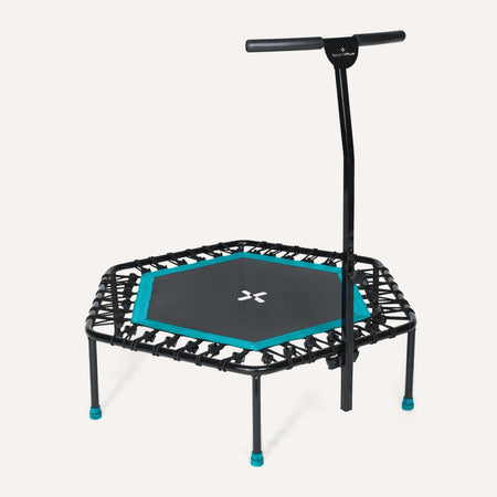 Alt Tag: Höhenverstellbares Fitness Trampolin mit Haltestange – stabiles Hexagon-Trampolin mit Gummiseilsystem und 5-fach verstellbarem Griff