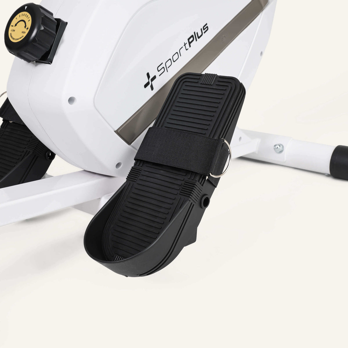 Magnetisches Rudergerät mit App-Kompatibilität & 8 Widerstandsstufen – Detailansicht Fußpedal mit verstellbarem Riemen am SportPlus Rudergerät