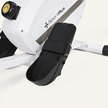 Magnetisches Rudergerät mit App-Kompatibilität & 8 Widerstandsstufen – Detailansicht Fußpedal mit verstellbarem Riemen am SportPlus Rudergerät