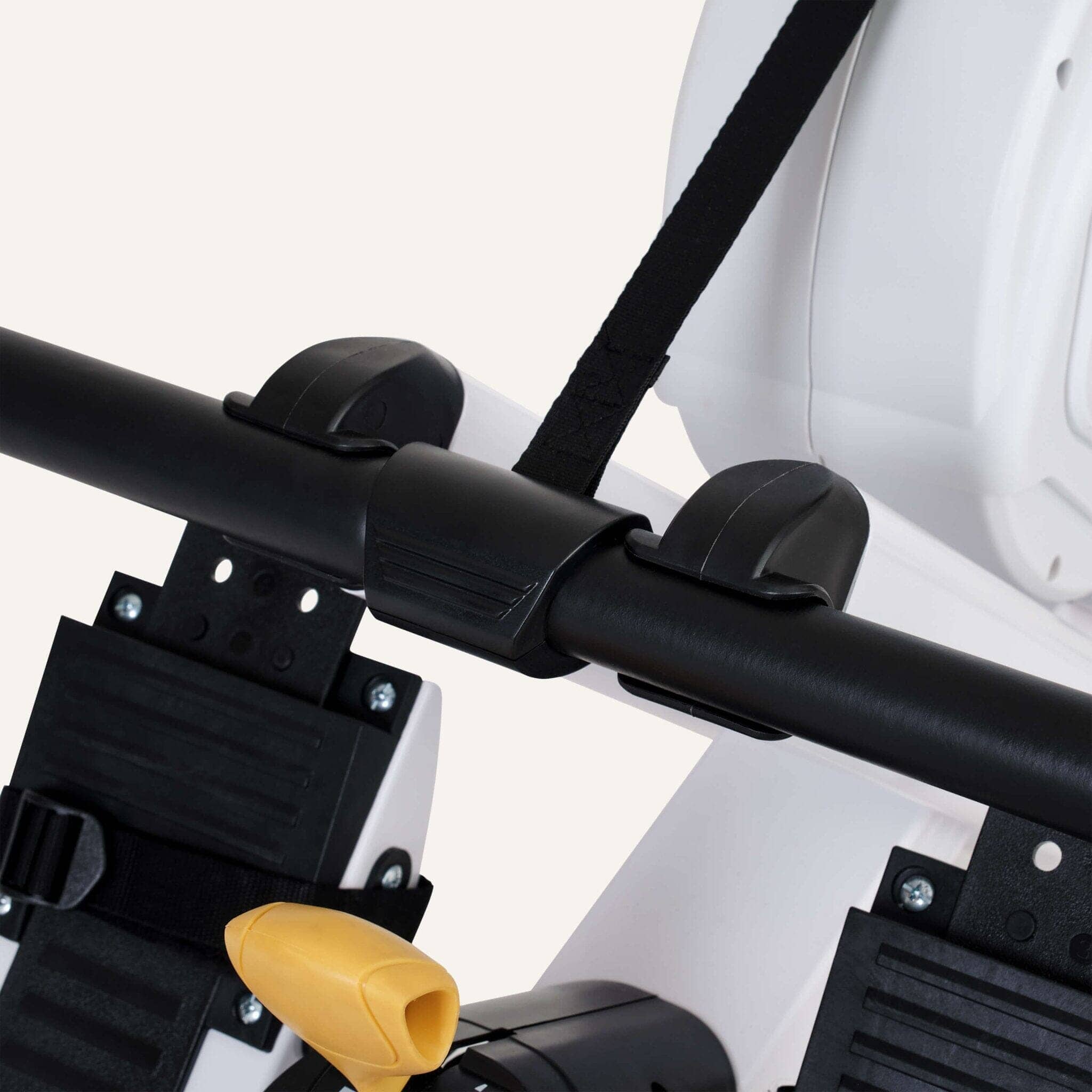 Rudergerät mit Luftwiderstand und App-Kompatibilität – Detailansicht der Fußstützen und Riemen am Heimtrainer